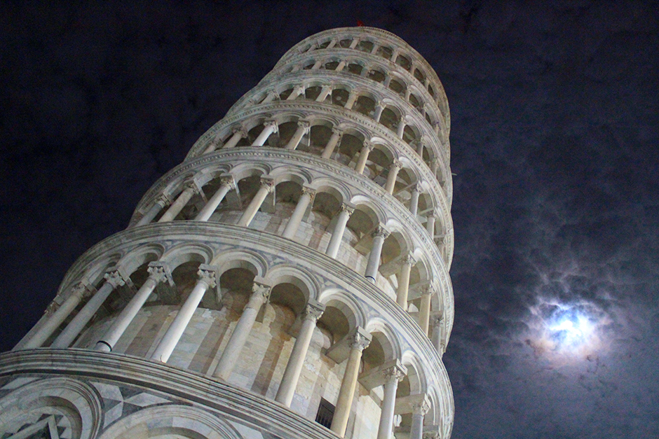 leaning tower of pisa at night